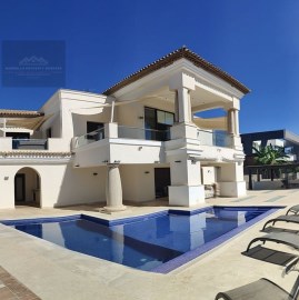 House 5 Bedrooms in Manilva