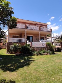 House 4 Bedrooms in Las Lagunas