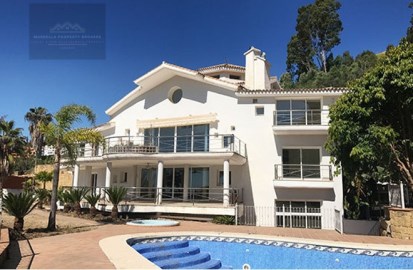 House 5 Bedrooms in Los Almendros