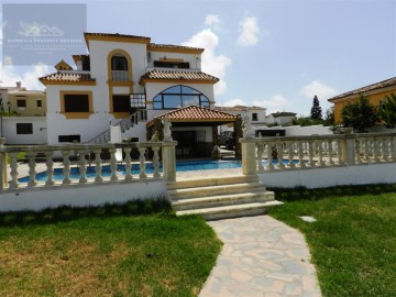 House 4 Bedrooms in Los Barrios