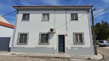 House 4 Bedrooms in Poceirão e Marateca
