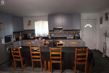 House 3 Bedrooms in União Freguesias Santa Maria, São Pedro e Matacães