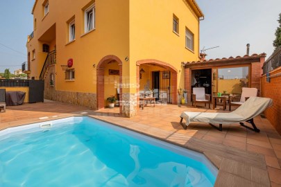 CASA CON PATIO Y PISCINA EN PALAFRUGELL