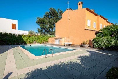 Casa adosada con piscina comunitaria en Calella de