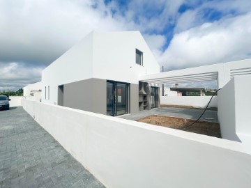 House 3 Bedrooms in Nossa Senhora do Pópulo, Coto e São Gregório