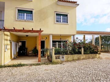 House 4 Bedrooms in Turquel