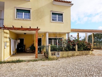 House 4 Bedrooms in Turquel