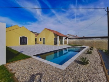 House 4 Bedrooms in Alcobaça e Vestiaria