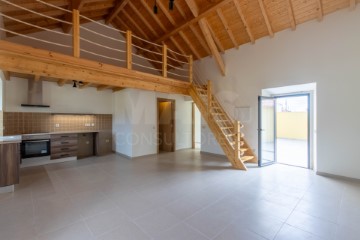 House 4 Bedrooms in Alcobaça e Vestiaria