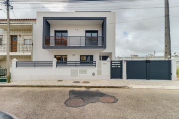 House 5 Bedrooms in Pontinha e Famões