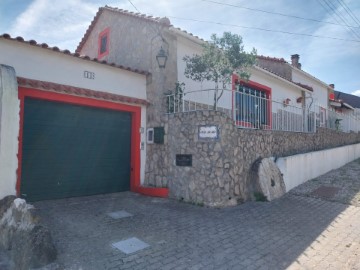 House 3 Bedrooms in Carvalhal