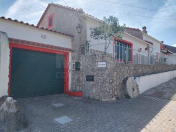 House 3 Bedrooms in Carvalhal