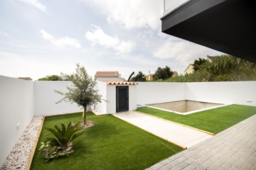 House 4 Bedrooms in Santa Iria de Azoia, São João da Talha e Bobadela