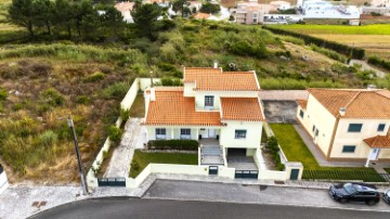 House 4 Bedrooms in Olho Marinho