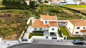 House 4 Bedrooms in Olho Marinho