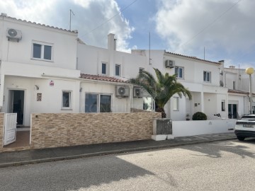 House 4 Bedrooms in Atouguia da Baleia