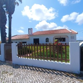 House 4 Bedrooms in Nossa Senhora do Pópulo, Coto e São Gregório