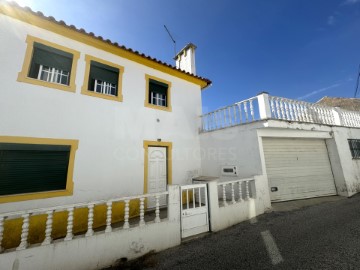 House 3 Bedrooms in Amoreira