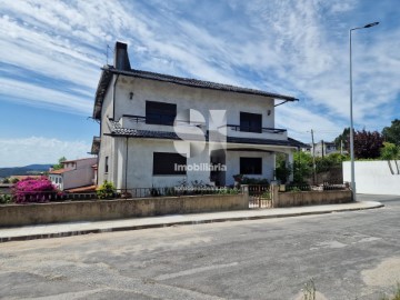 House 5 Bedrooms in Lordelo