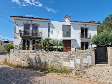 House 4 Bedrooms in Campo e Sobrado