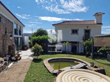 House 4 Bedrooms in Campo e Sobrado