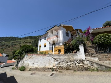 House 4 Bedrooms in Covas do Douro