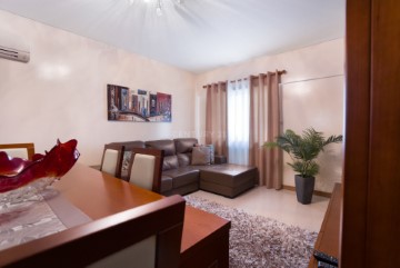 Apartment 3 Bedrooms in Charneca de Caparica e Sobreda