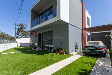 House 4 Bedrooms in Charneca de Caparica e Sobreda