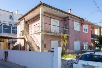 House 4 Bedrooms in Almada, Cova da Piedade, Pragal e Cacilhas