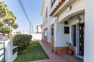 House 4 Bedrooms in Charneca de Caparica e Sobreda