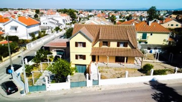 House 5 Bedrooms in Charneca de Caparica e Sobreda