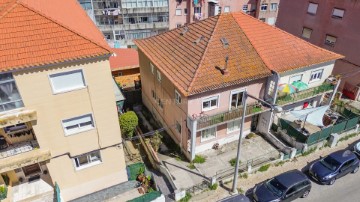 Building in Almada, Cova da Piedade, Pragal e Cacilhas