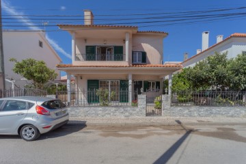 Maison 5 Chambres à Charneca de Caparica e Sobreda