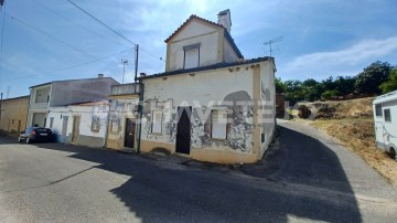 Casa de aldeia com terreno perto de bons acessos.