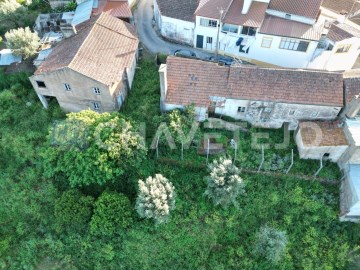 2 Casas de habitação com terreno em aldeia próxima