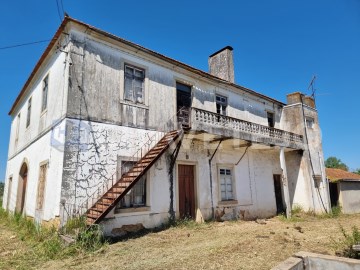 Casa senhorial para restaurar inserida em terreno 