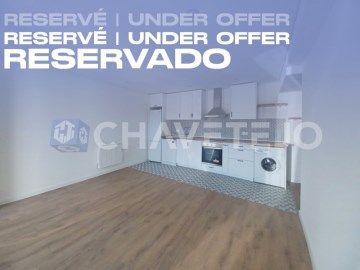 Apartamento T1+1 remodelado situado no Lago Azul.