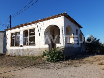 Antiga escola primaria com projeto de reconstrução