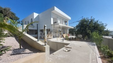 House 4 Bedrooms in São Brás de Alportel