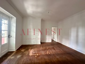 APARTAMENTO T4 PARA OBRAS NA AV. ELIAS GARCIA - LI