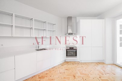 APARTAMENTO T4 -- ALCANTARA -- FOR RENT -- AFINEST