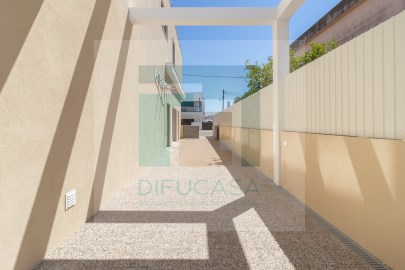 House 4 Bedrooms in Fernão Ferro