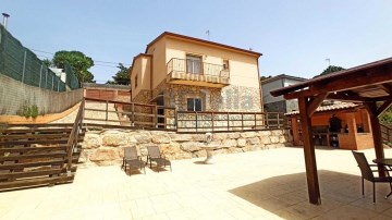 House 4 Bedrooms in Aiguaviva Parc