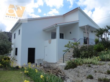 House 3 Bedrooms in Alvados e Alcaria