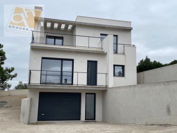 House 4 Bedrooms in Porto de Mós - São João Baptista e São Pedro