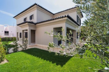 Renovated villa near the sea