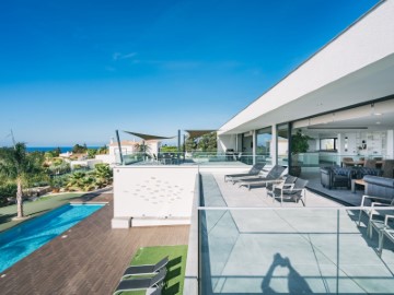 Modern quality villa with sea view