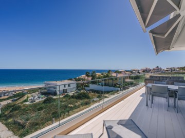 Apartment with panoramic sea views
