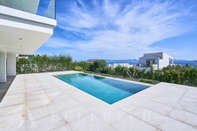 piscina y terraza vistas