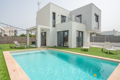 House 4 Bedrooms in Can Picafort